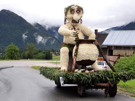 auf der Heimfahrt haben wir dann noch zwei Narzissenfiguren gesehen - das war der Sieger