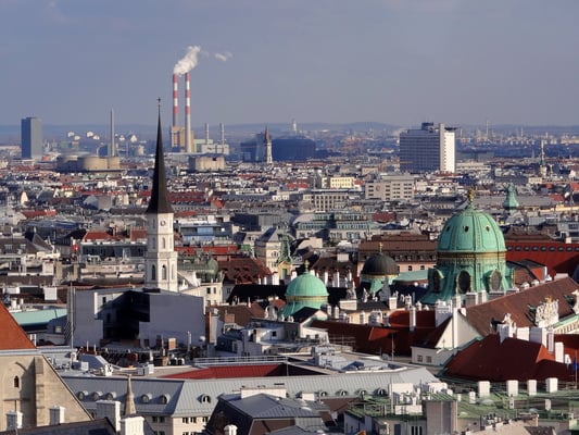 die Michaelerkirche und die Kuppeln des Michaelertors, hinten das Gaswerk Simmering, die Gasometer, die Herz Jesu-Kirche, Krankenhaus Rudolfstiftung