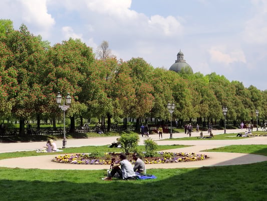 Hofgarten mit der Kuppel der Staatskanzlei