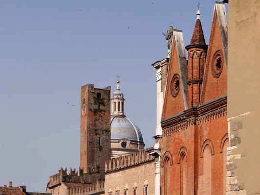 links Torre della Gabbia -hier wurden von den Gonzagas Übeltäter eingechlossen