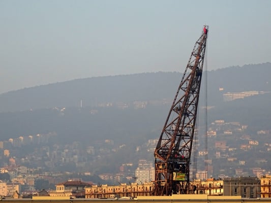 der alte Kran "Ursus" auf einem Ponton im Hafen von Triest