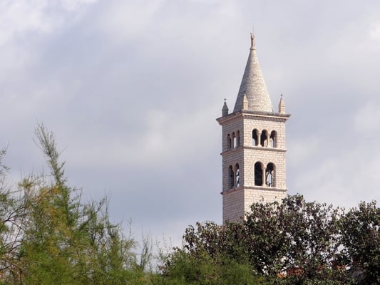 Glockenturm der Heiligen Antonius Kirche