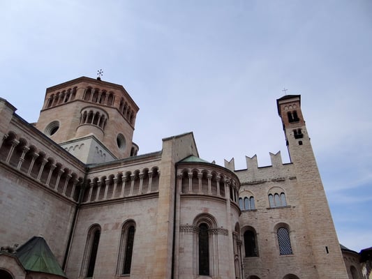 Apsis des Doms und rechts Castelletto