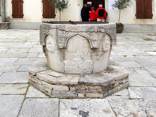 Brunnen mit dem Stadtwappen