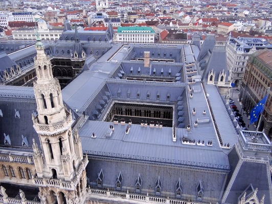 die Dächer des Rathauses