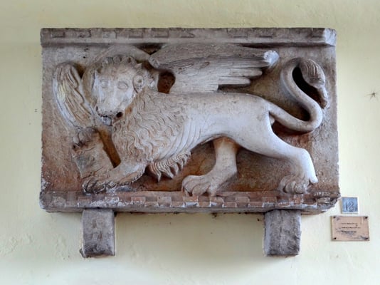 der Markuslöwe mit dem geschlossenen Buch - beutet, daß man mit den Venezianern im Krieg lag