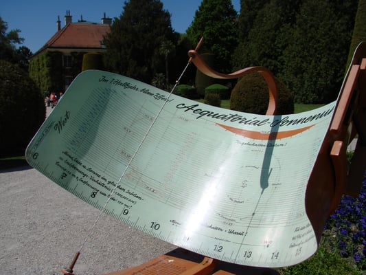 die Sonnenuhr beim Palmenhaus