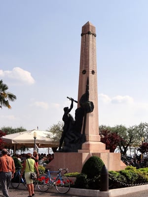 das Kriegerdenkmal markiert die Mitte der Piazza Principe Amadeo