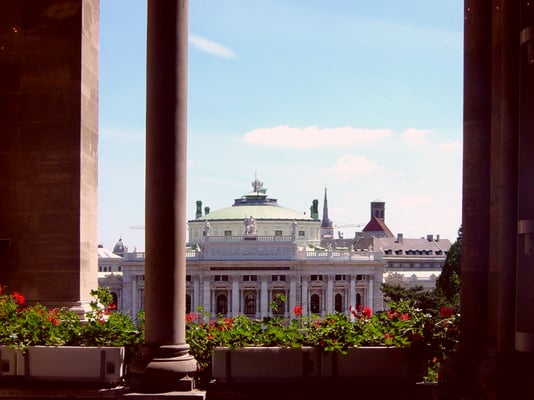 Blick vom Rathaus zum Burgtheater