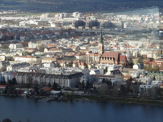 Blick auf Floridsdorf mit der Kirche St. Leopold am Kinzerplatz
