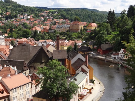 die Moldau schlängelt sich durch die Stadt