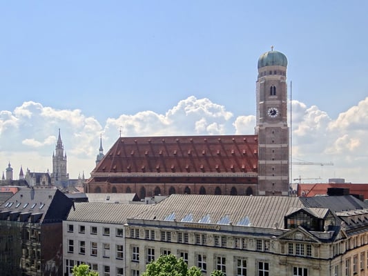 die Frauenkirche von der Dachterrasse des Bayerischen Hof's aus gesehen