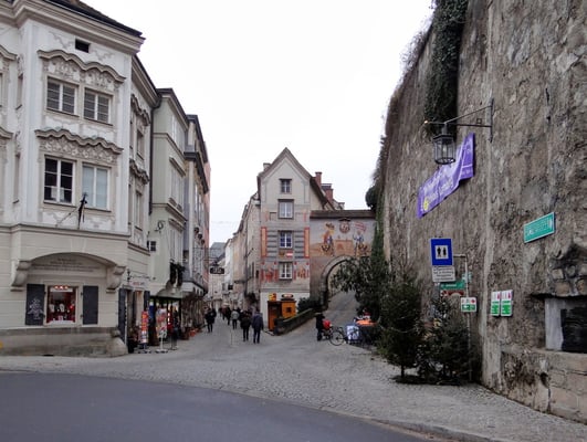 Tor nahe der Ennsbrücke - als Ritter dargestellt sind Kaiser Friedrich III und König Maximilian