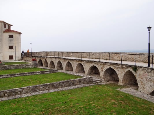 Motovun ist von einem Ringwall umgebenen 