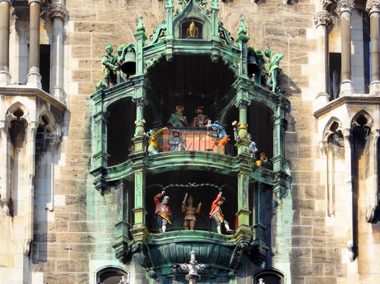 obere Darstellung ein Ritterturnier - untere Darstellung Schäfflertänzer