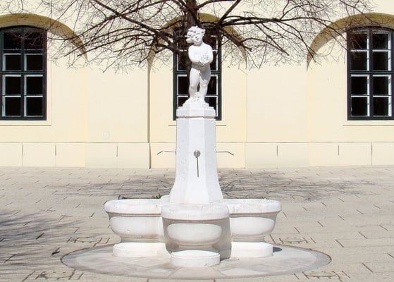 ein kleiner Brunnen nächst Orangerie