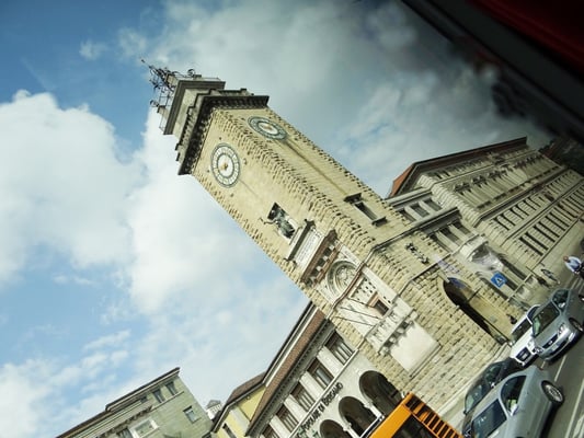 der Torre dei Caduti in der Unterstadt liegt an der Piazza Vittoria Veneto - der markante Stadtturm wurde als Denkmal für die Gefallenen aus Bergamo im 1. Weltkrieg in den 1920er Jahren eingeweiht