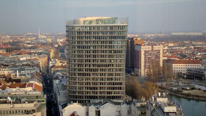 Blick zum Uniqua-Tower
