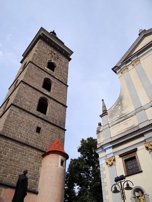 der schwarze Turm neben der St. Nikolauskirche