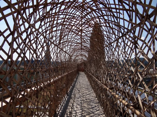 im Gang zur Bambuskuppel