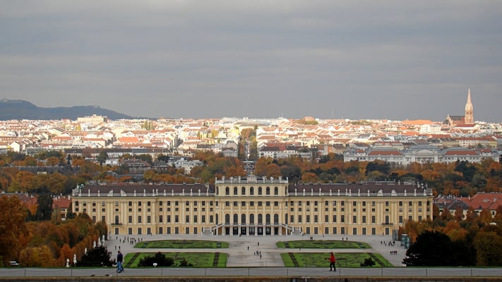 Blick auf das Schloss, die Johnstraße und die Kirche Königin der Märtyrer - Pfarre Rudolfsheim