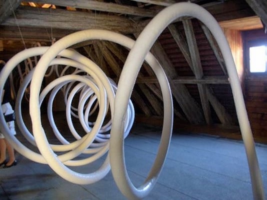 Eisschlangen auf dem Dachboden der Ursulinenkirche