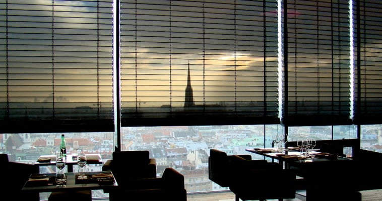 der Stephansdom hinter Jalousien