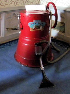 ein Staubsauger aus früheren Zeiten, es bedurfte zweier Männer, um das Ungetüm zu bedien