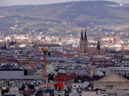 die Canisiuskirche im 9. Bezirk, im Hintergrund der Kahlenberg