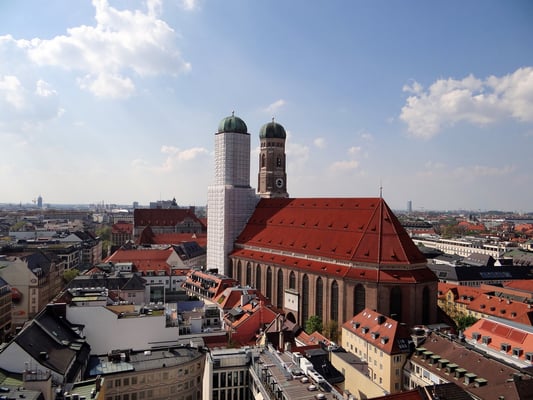 die Frauenkirche von der Aussichtsplattform auf dem Rathaus aus gesehen