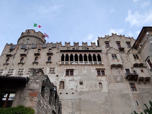 Schlossansicht mit venezianischer Loggia