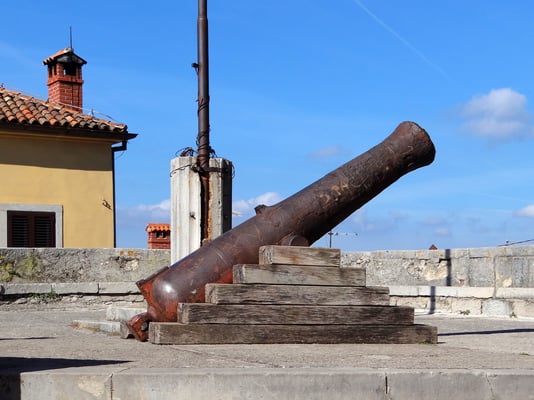 die Kanone aus der Zeit der österr. Herrschaft auf der Bastion Torjon
