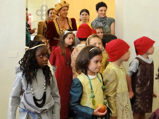Schulkinder bei der Führung in Kleidung früherer Tage