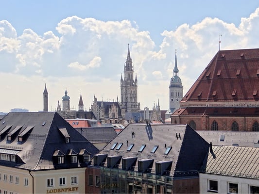 das Rathaus und der "Alte Peter"