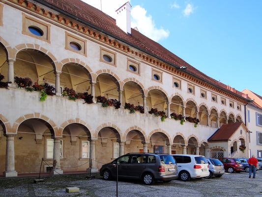 der alte Grafschaftspalast aus dem 16. Jahrhundert - ein schönes Renaissance-Gebäude mit einer Zwei-Ebenen-Arkade 