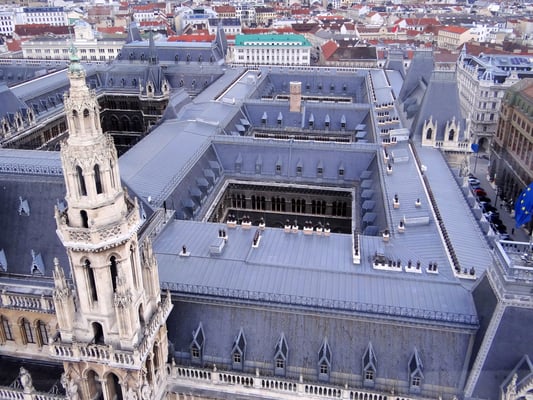 über den Dächern des Rathauses