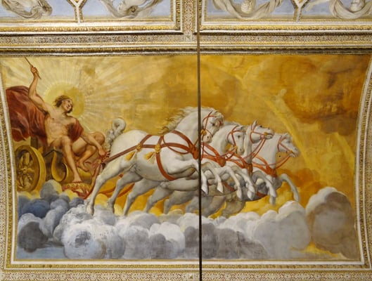 ein Detail im Spiegelsaal mit Fresken einheimischer Meister