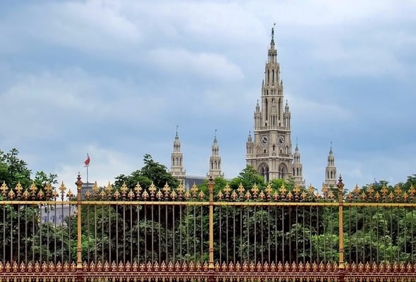 Blick vom Burgtor zum Rathaus