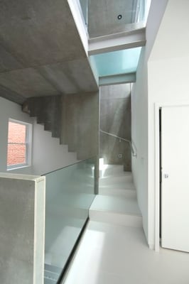 Zementgebundene Spanplatte grau, Treppenhaus