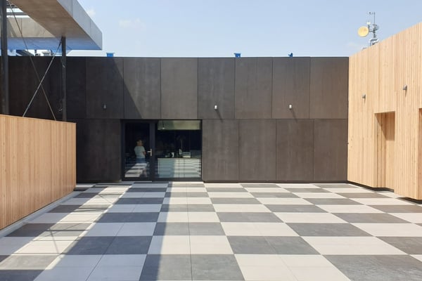 Zementgebundene Spanplatten durchgefärbt schwarz, Fassade