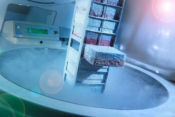 Produktfoto von eingefrorenen Zellen in flüssigem Stickstoff, Fotograf Jürgen Müller Bargteheide, Hamburg, Lübeck & Metropolregion 