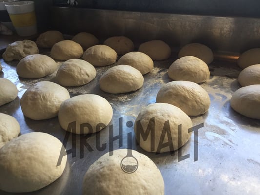 Pâte à pizza pétrie sur place dans notre restaurant