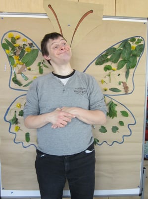 Andreas freut sich über seinen Schmetterling.