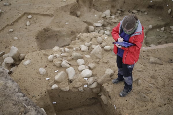 Digitale Erfassung der Grabungssituation (Foto: Archäologischer Dienst)