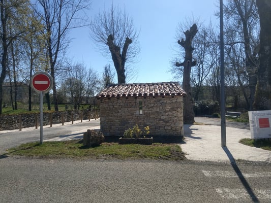 Abribus Belmont Sainte Foi (46) façade Ouest