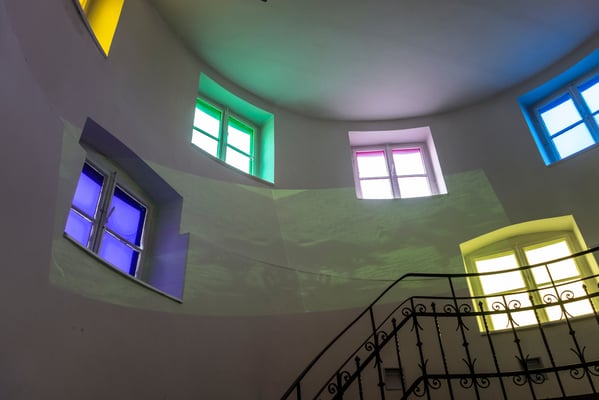 Videoinstallation "Broken Circle" von Diana Thater, 1997/2001