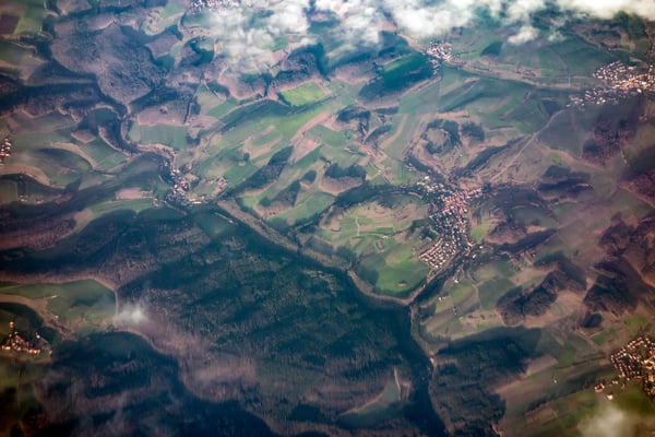 Blick aus dem Flugzeug: vermutlich über der Eifel
