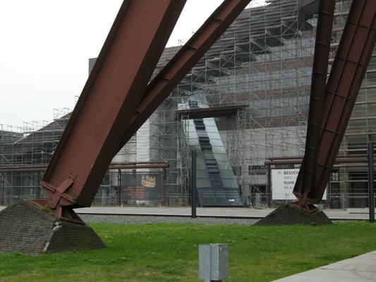 Blick durch die Stützen des Fördergerüsts auf die Kohlenwäsche, August 2008