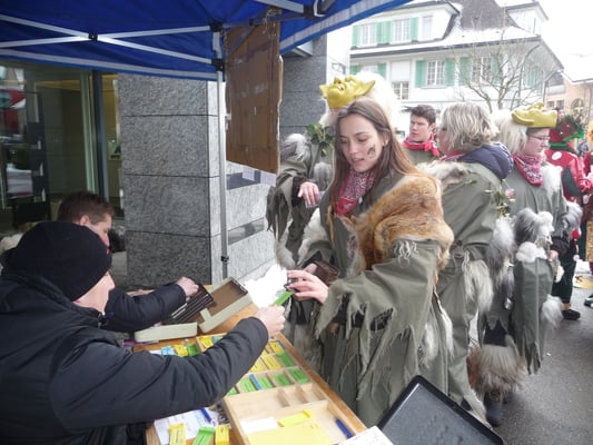 erster Kassenbesuch mit Papas Portemonnaie