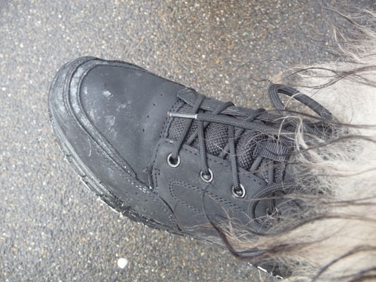 ... und siehe da: heute ohne farbige Turnschuhe und nicht mit zwei linken Kampfstiefeln - Bravo!